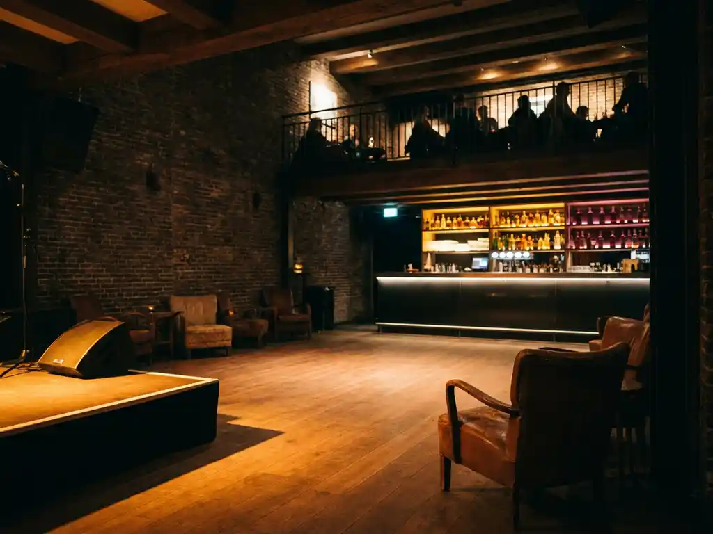 Verlichte dansvloer in een intiem Amsterdams nachtclub interieur met amber verlichting, bakstenen muren en een gloeiende bar op de achtergrond.