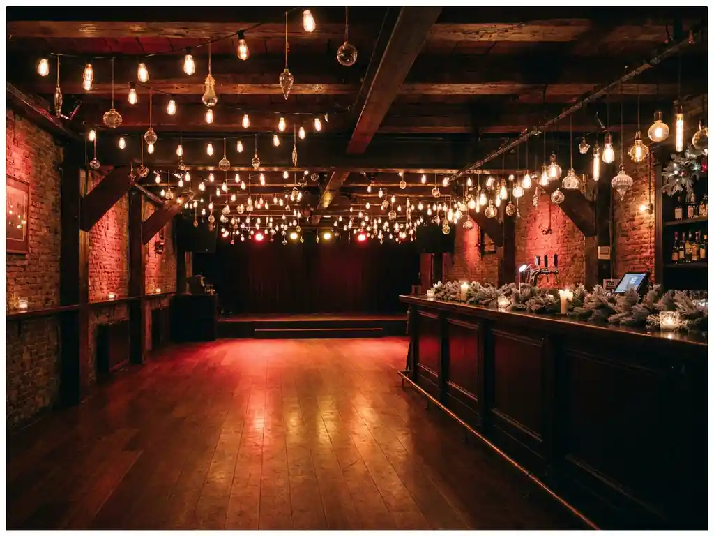 Kerstversierd interieur van een Amsterdams muziekcafé met slingerverlichting, lege dansvloer en bar met berijpte dennentakken.