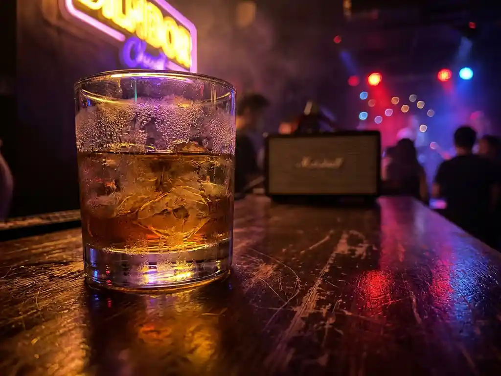 Bevroren whiskeyglas op een verweerde houten bar, verlicht door amberkleurig en paars neonlicht in een intieme jazzclub.
